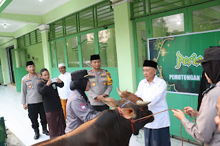 Bakti Qurban, Kapolres didampingi Polwan, Berikan Sapi Kepada Ketua PCNU Kota Mojokerto