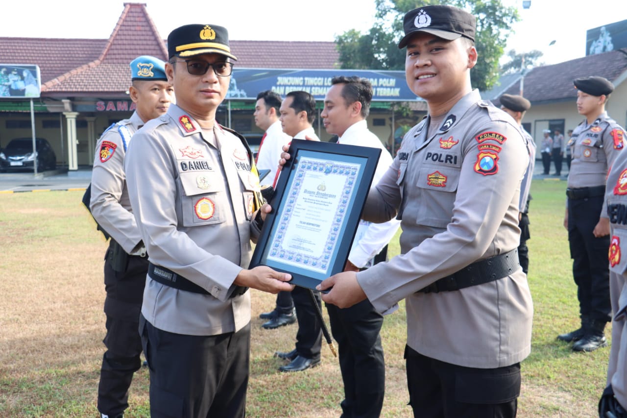 Kapolres Mojokerto Kota Berikan Penghargaan Kepada 19 Personel Berprestasi