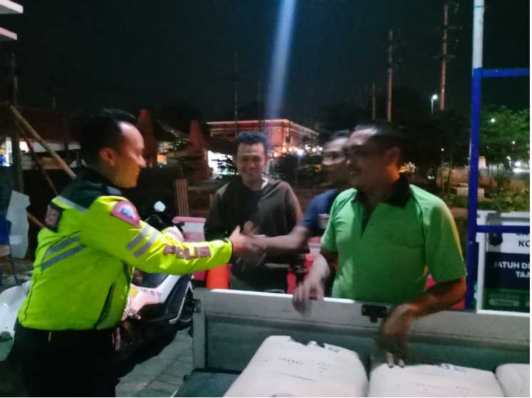 Sambut Harlantas Ke-69, Satlantas Polres Mojokerto Kota Berbagi Bahan Bangunan Ke Musholla