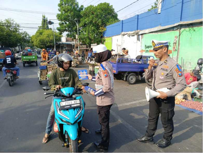 Gencarkan Edukasi Tertib Lalu Lintas Ops Zebra, Polisi Sasar Pedagang Dan Pembeli Pasar Tanjung Anyar Kota Mojokerto