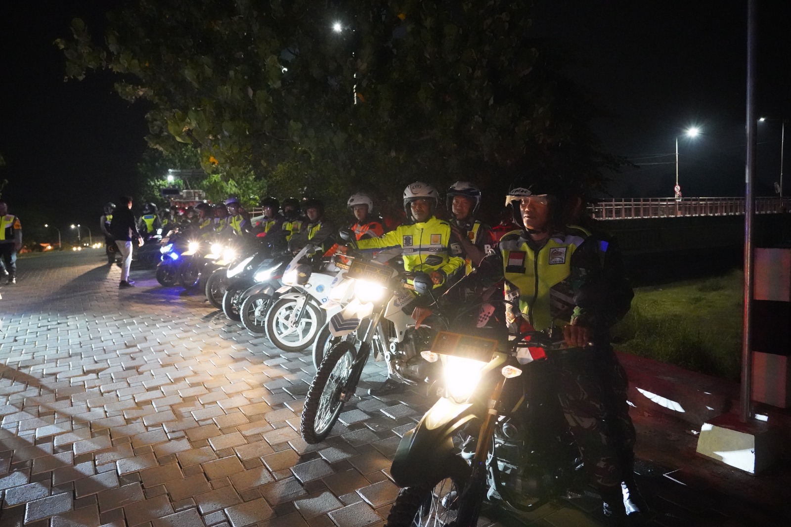 Ciptakan Rasa Aman  Jelang Pelantikan Presiden, Polisi Gelar Patroli Gabungan Skala Besar Di Mojokerto Kota