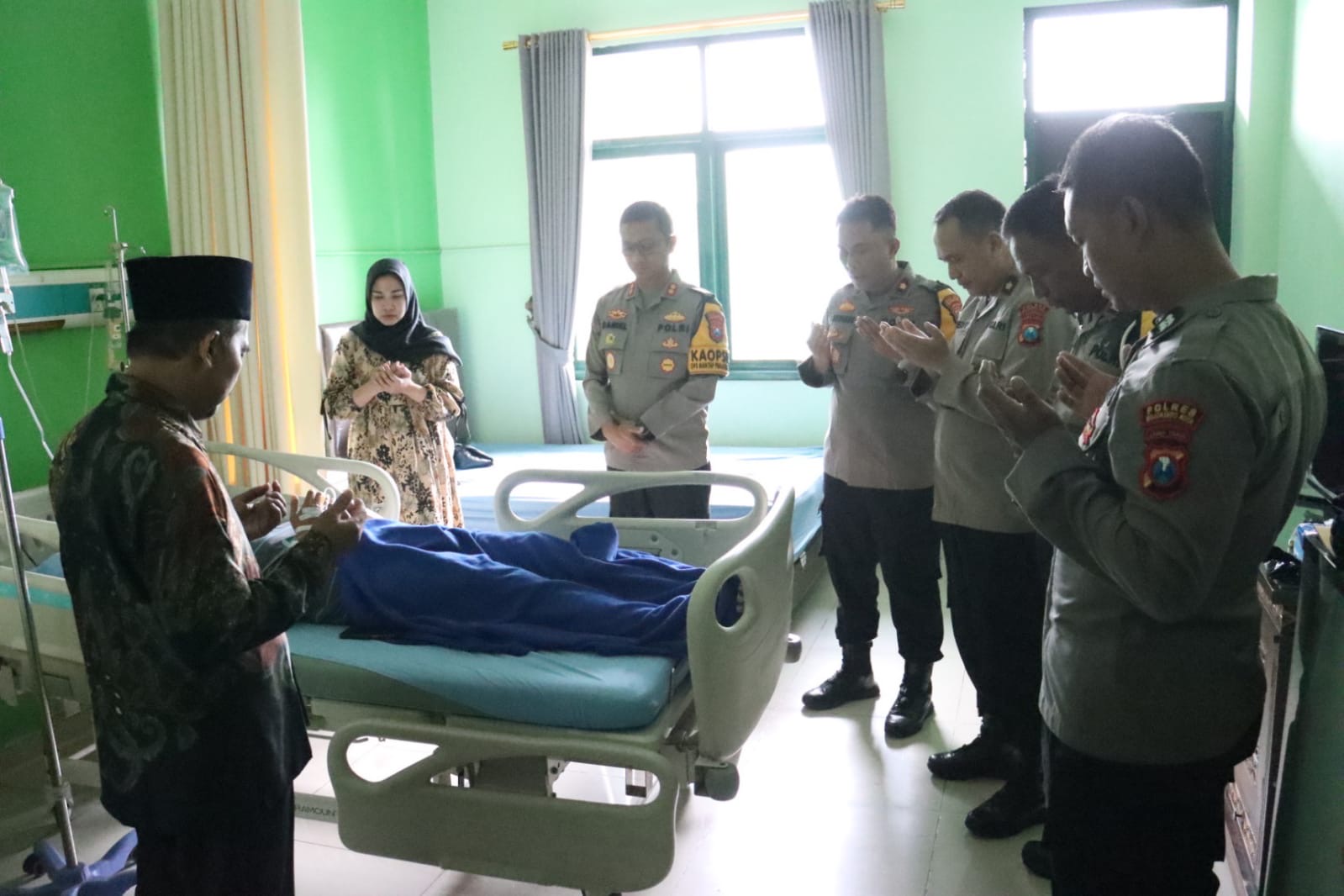 Kapolres Mojokerto Kota Besuk Anggota Yang Terbaring Sakit di Rumah Sakit