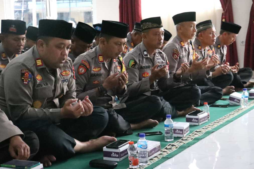Keluarga Besar Polres Mojokerto Kota beserta Bhayangkari, Gelar Doa Bersama untuk Korban Laka Laut SMPN 7 Kota Mojokerto