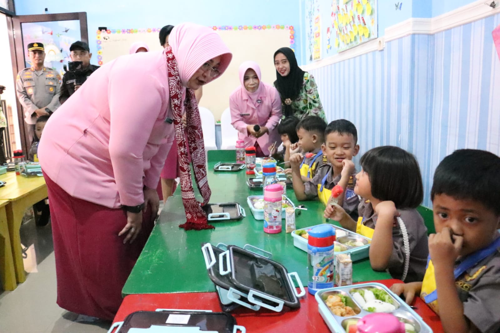 Cerianya Anak TK Kemala Bhayangkari 84 Kota Mojokerto Dapatkan Makan Bergizi dari Ketua Bhayangkari Jatim