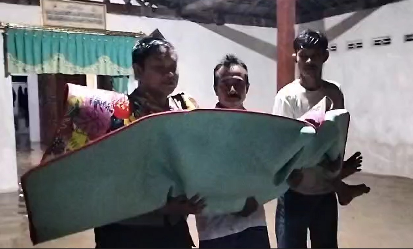 Gerak Cepat Bhabinkamtibmas Evakuasi Lansia Korban Terdampak Banjir di Mojokerto
