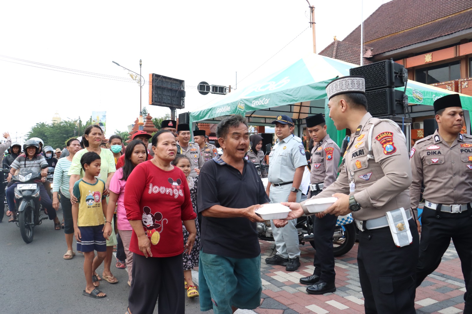 Masyarakat Antusias, Sobat Lantas Bagikan Takjil di Kota Mojokerto