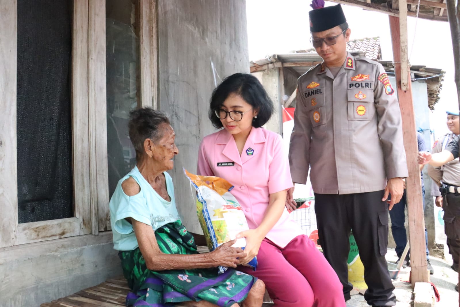 Wujud Nyata Polri Peduli Masyarakat, Polres Mojokerto Kota dan Bhayangkari Gelar Bakti Sosial dan Bakti Kesehatan Gratis