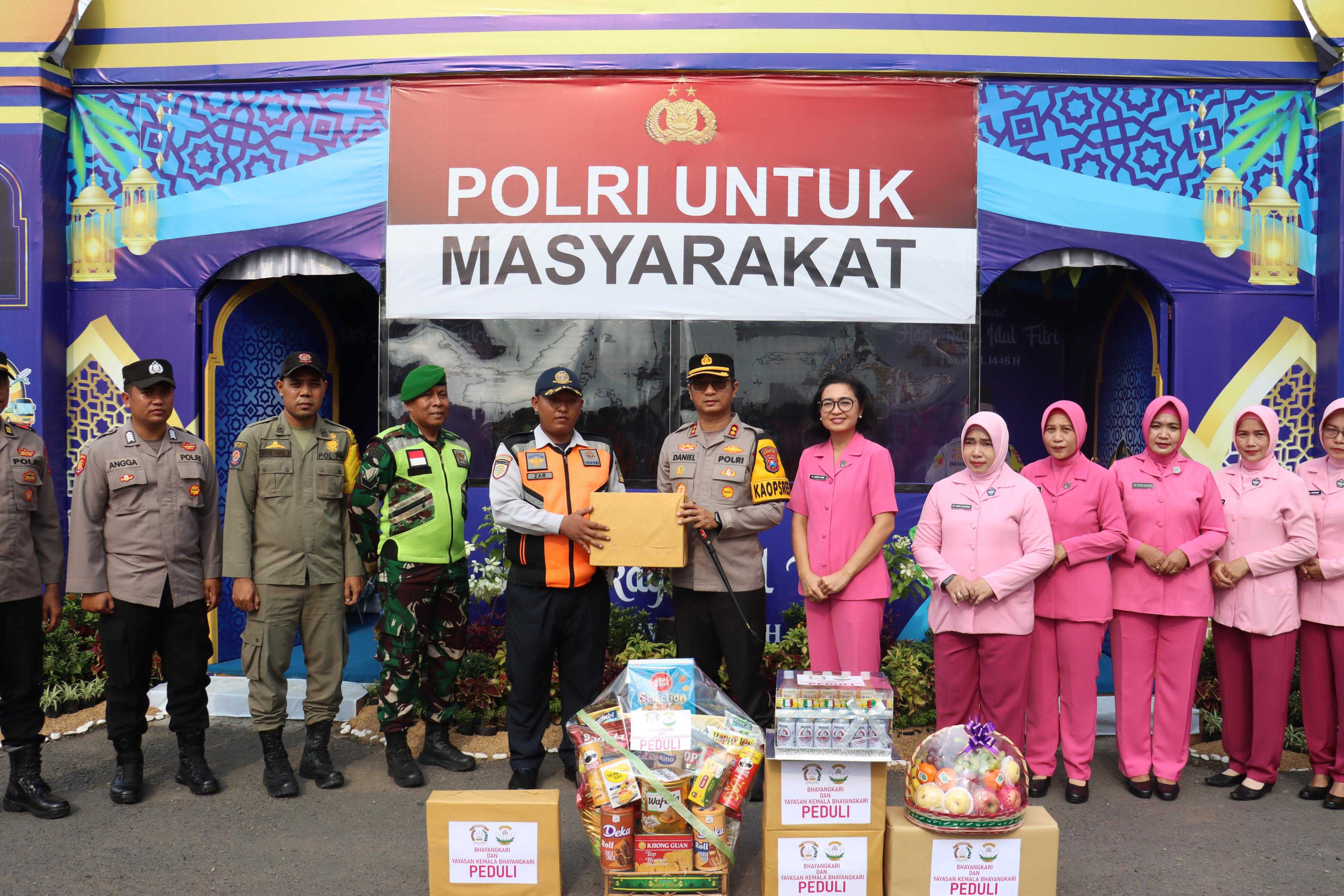 Kapolres Didampingi Ketua Bhayangkari Cabang Mojokerto Kota Cek Pos Pam dan Pos Yan Ops Ketupat