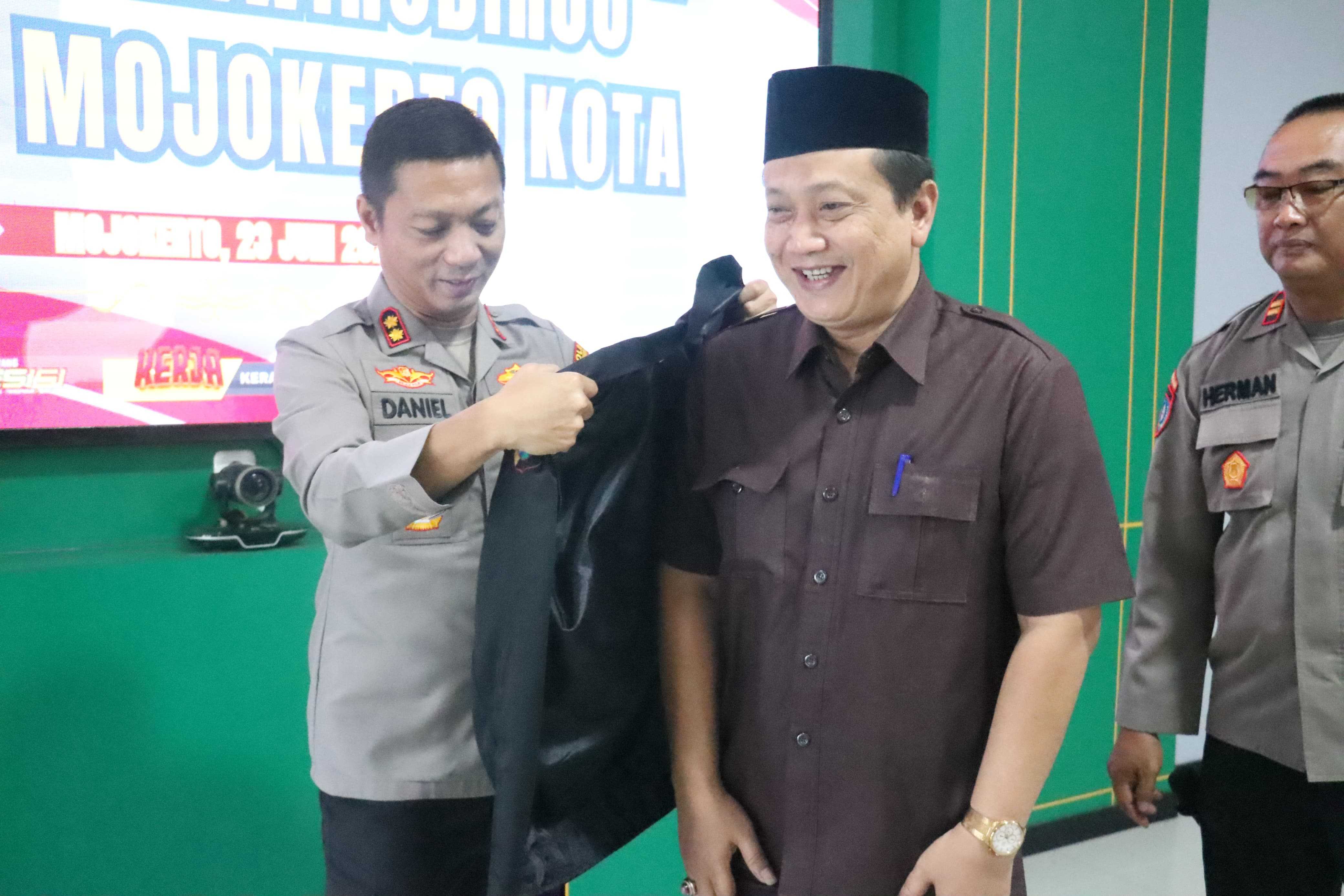 ‎Jelang Malam 1 Suro, Polres Mojokerto Kota Kukuhkan Satgas Pam Sentot Prawirodirjo