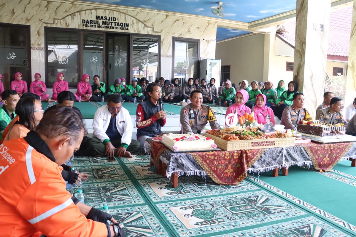Penuh kehangatan, Polres Mojokerto Kota Ajak Ojol Potong Tumpeng HUT Polwan dan Doa Bersama