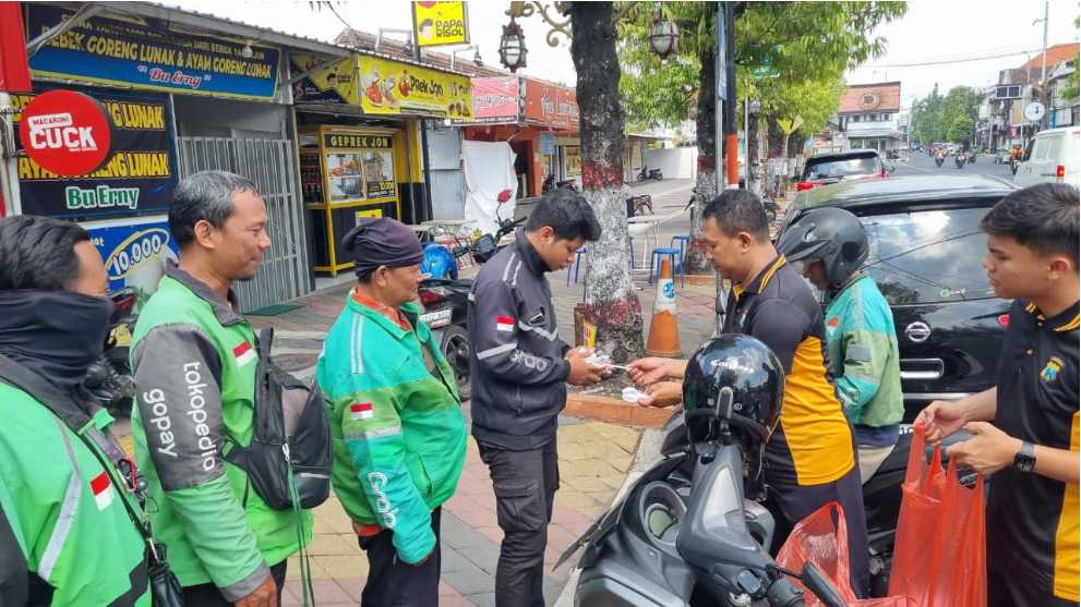 Polres Mojokerto Kota Bagikan Puluhan Bubur Kacang Hijau ke Tukang Becak