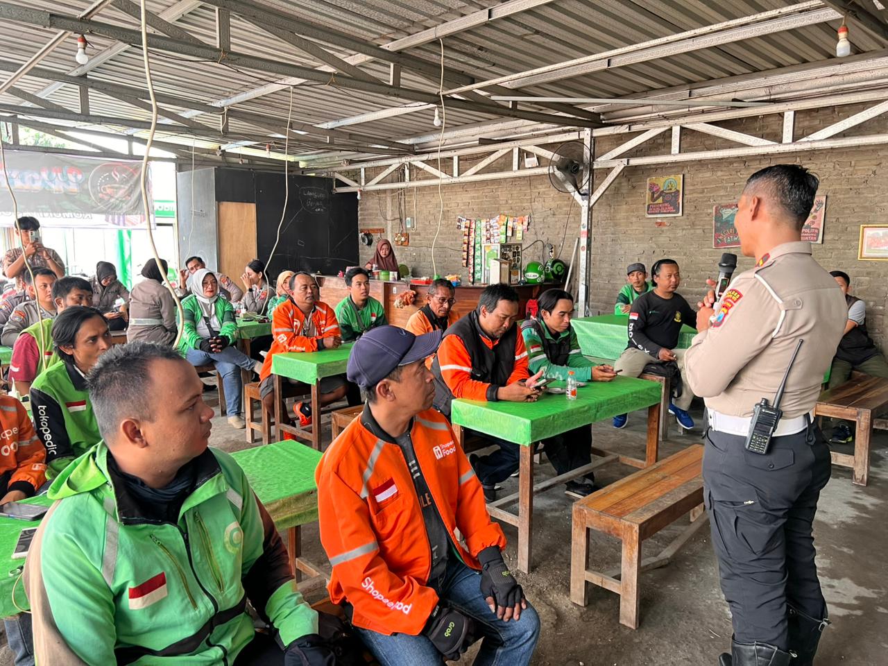 Warkop Ojol Kamtibmas, Wujud Sinergi Polres Mojokerto Kota dan Ojek Online Jaga Kondusifitas Ngopi Bareng Ojol Kamtibmas, Polres Mojokerto Kota Beri Fasilitas Ganti Oli Gratis