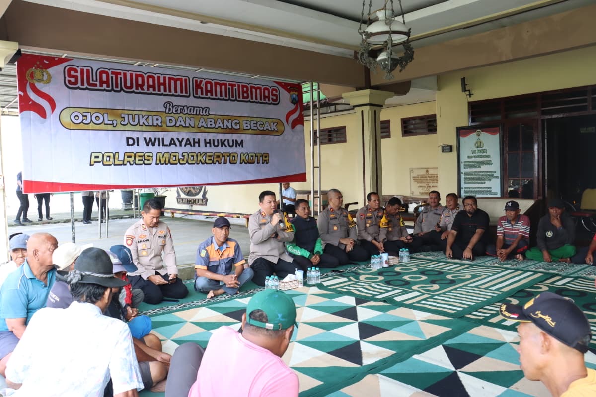 Wujud Kepedulian Menjelang Ramadhan, Kapolres Mojokerto Kota Bersilaturahmi dan Makan Bersama Tukang Becak, Ojol, serta Jukir
